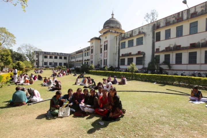 https://cache.careers360.mobi/media/colleges/social-media/media-gallery/22403/2019/6/12/College Building View of Government Meera Girls College Udaipur_Campus-View.jpg